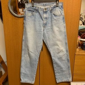 Light wash high-wasted jeans